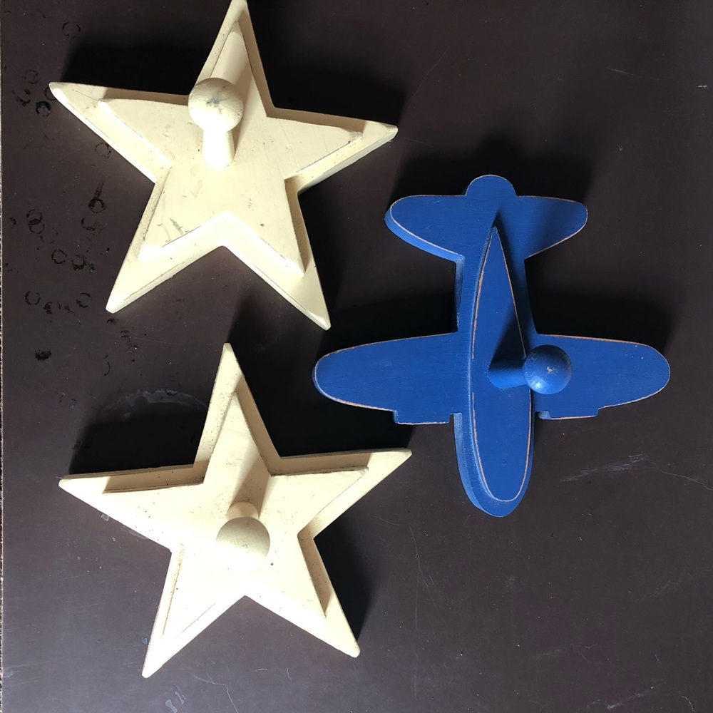 Wooden kid’s clothes pegs, 2 stars and 1 airplane